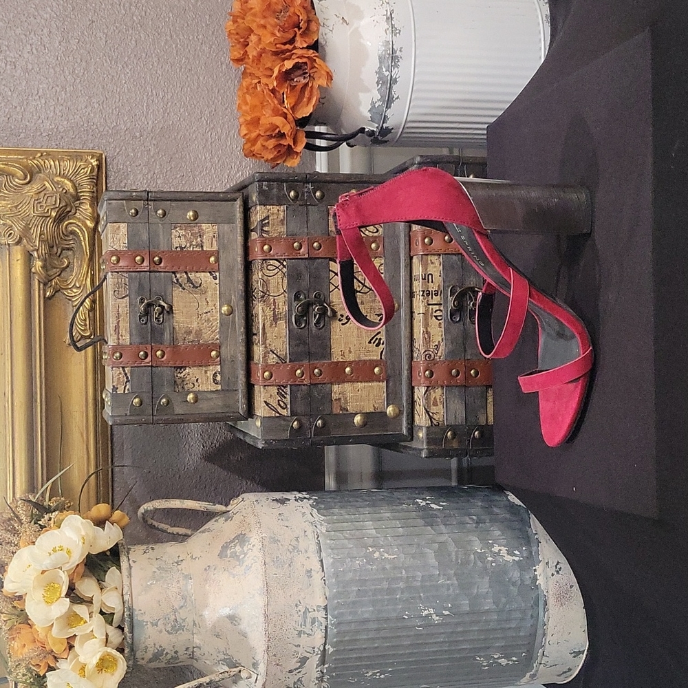 Red Suede Straps Heels 👠 8.5